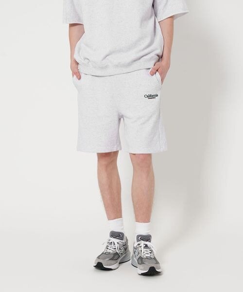 コットンのハーフパンツをはいた男性
