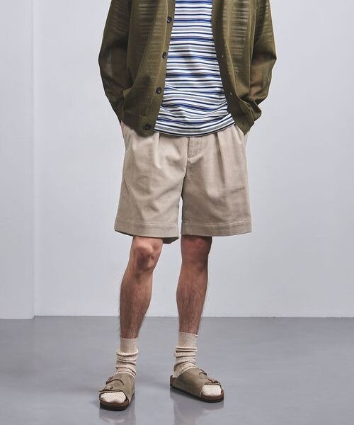 コーデュロイのハーフパンツをはいた男性
