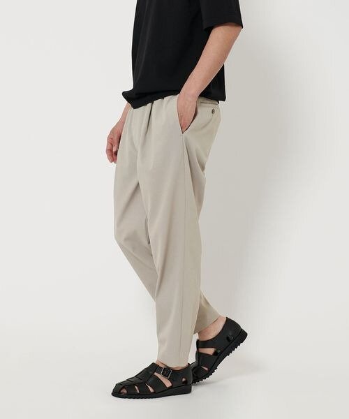 クロップド丈のパンツ×サンダルコーデ