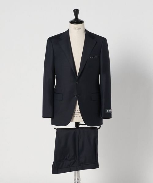 ダークネイビーのスーツ　https://store.united-arrows.co.jp/brand/ua/item/1100026S0493?clr_id=101