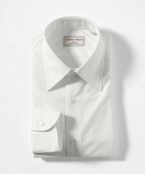 レギュラーカラーの白無地シャツ　https://store.united-arrows.co.jp/brand/ua/item/1100025S0576