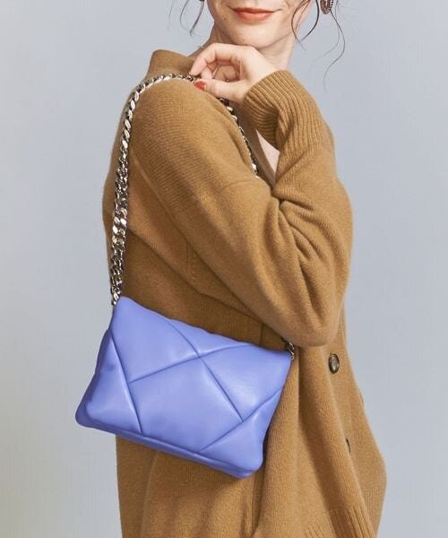 ライラックのバッグを持った女性