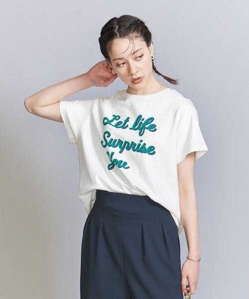 プリントTシャツとワイドパンツのコーデ