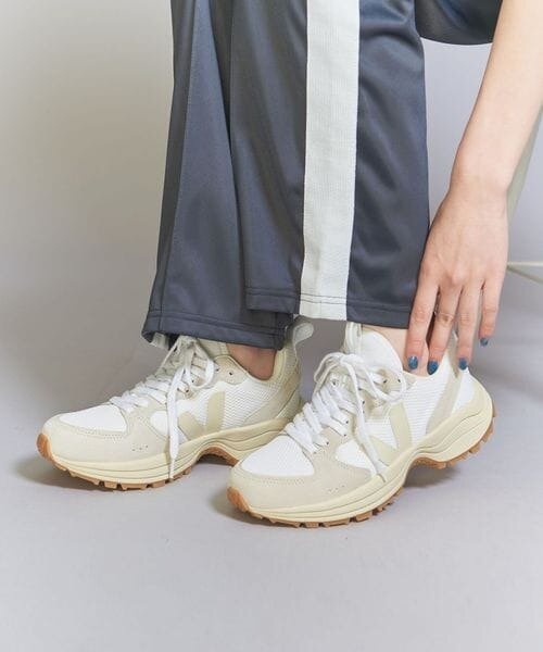 スニーカーをはく女性