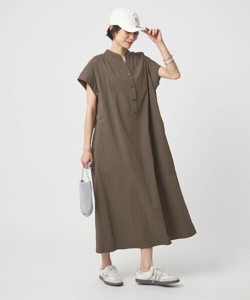 接触冷感・吸水速乾の機能のワンピースを着た女性