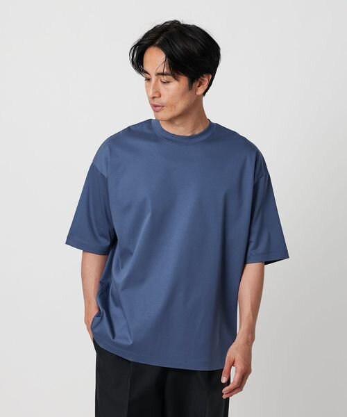 接触冷感のカットソーを着た男性