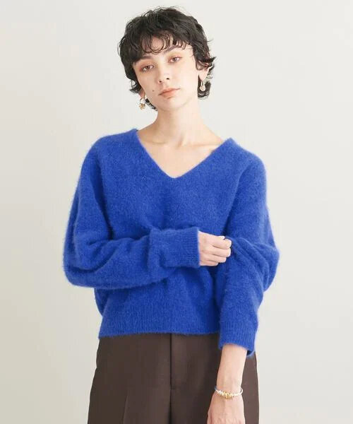 ブルーのニットを着た女性