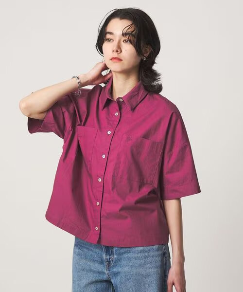 ピンクのシャツを着た女性