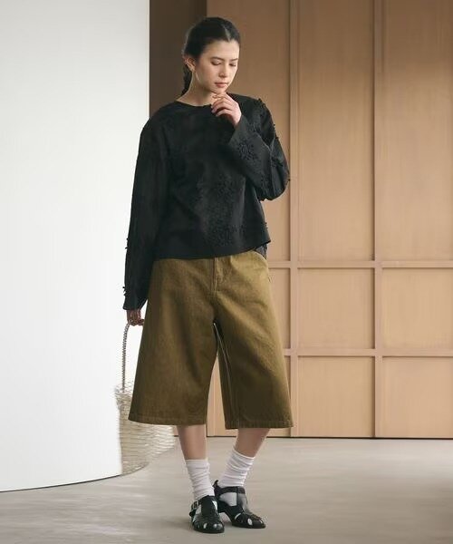 膝丈のショートパンツを穿いた女性
