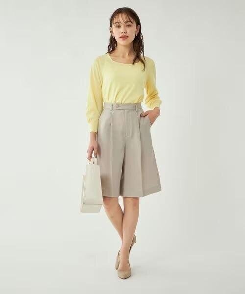 センタープレス入りのショートパンツを穿いた女性