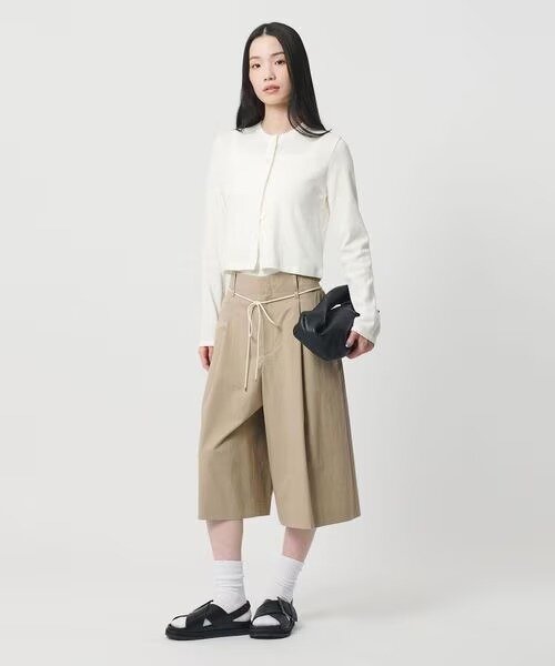 コットンのショートパンツをはいた女性