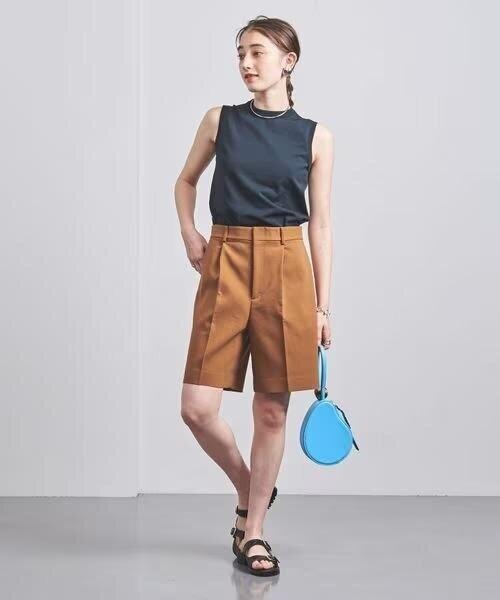 光沢感のあるショートパンツをはいた女性
