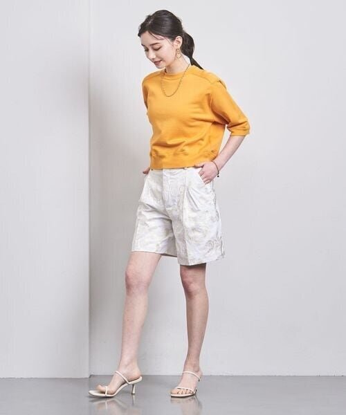 ショートパンツにサンダルとネックレスをあわせたコーデ