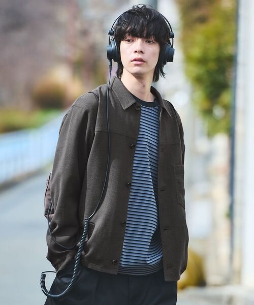 ブルゾンを着た男性