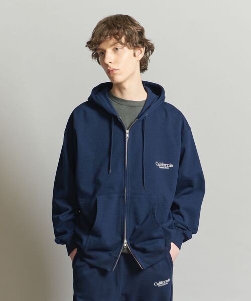 パーカーを着た男性