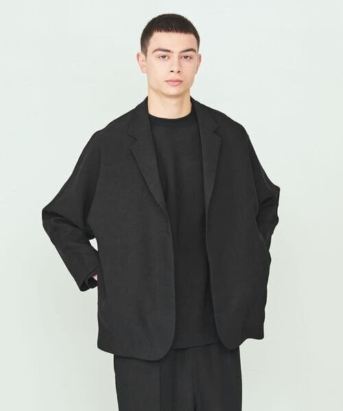 黒のインナーと黒のジャケットのコーデ