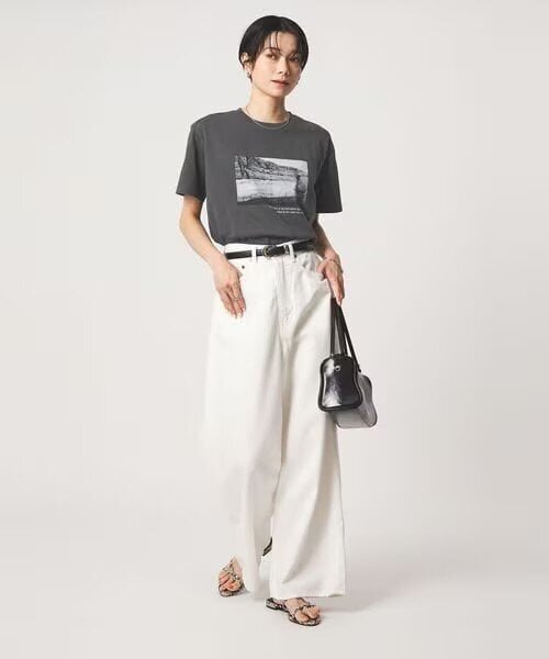 プリントTシャツを着た女性