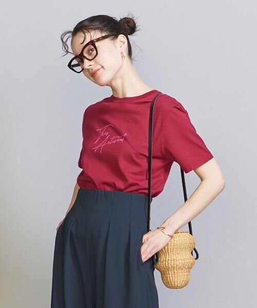 ロゴ入りTシャツを着た女性