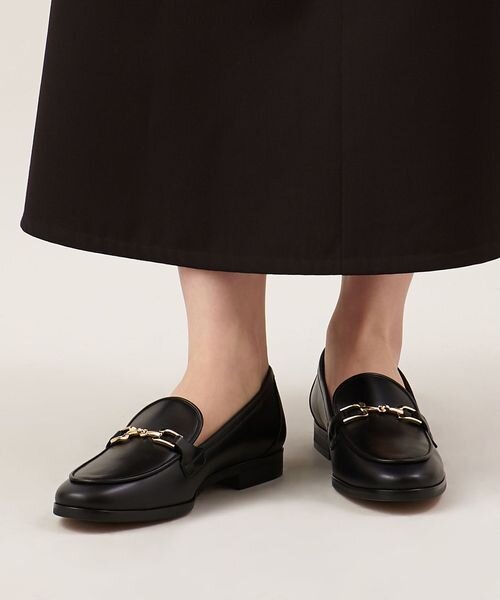 黒のローファーを履いた女性