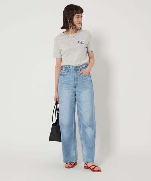 デニムパンツをはいた女性