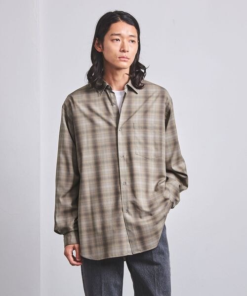 同系色のチェックシャツを着た男性