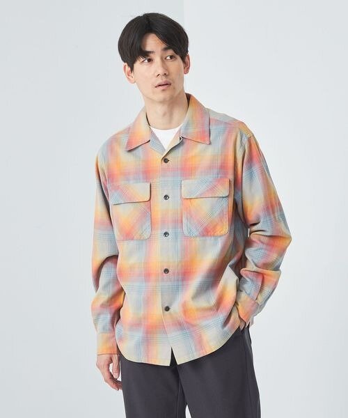 華やかなチェックシャツを着た男性