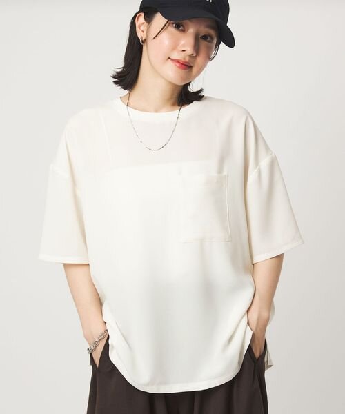 吸水速乾のトップスを着た女性