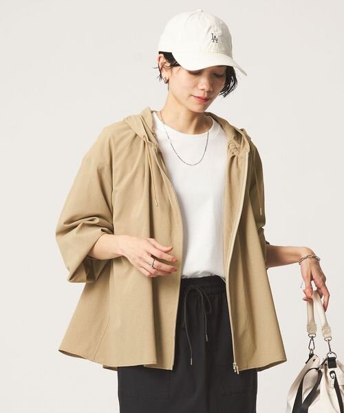 羽織りものを着た女性