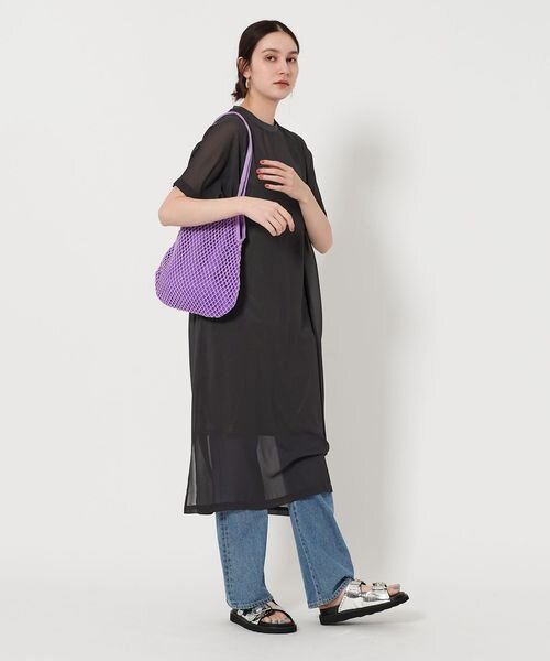 シフォンワンピースを着た女性