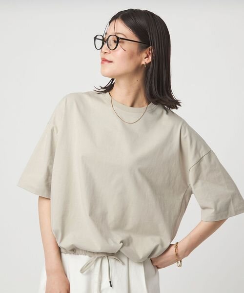接触冷感カットソーを着た女性