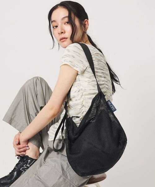 ショルダーバッグを持った女性