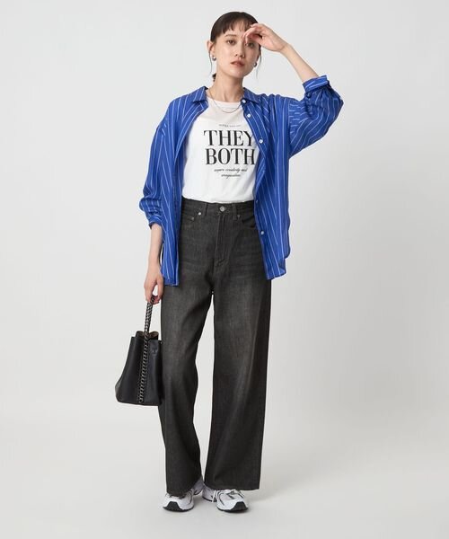 デニムパンツをはいた女性