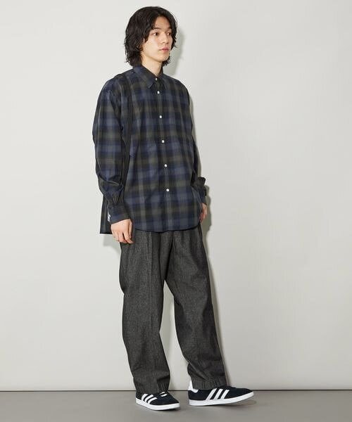ダークカラーのチェック柄シャツを着た男性