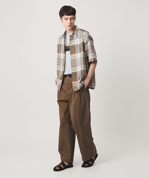 ブラウンのチェック柄シャツを着た男性