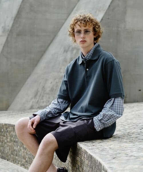ポロシャツ×チェック柄シャツの男性