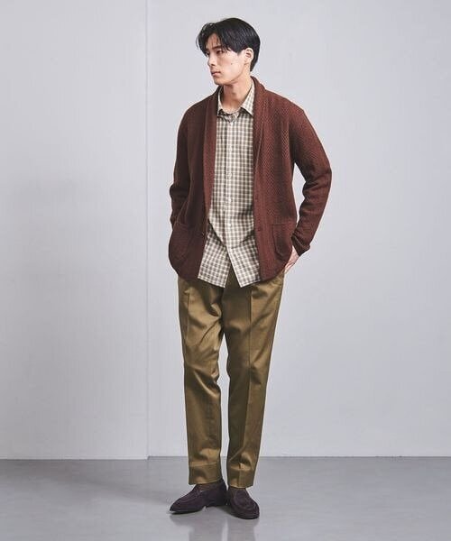 カーディガンを着た男性