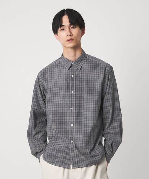 小さめのチェック柄シャツを着た男性
