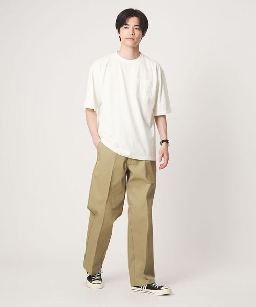 白のTシャツとベージュのパンツのコーデ