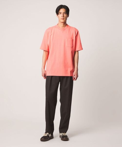 ピンクのTシャツと黒のパンツのコーデ