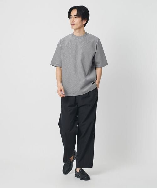 ボーダー柄のTシャツを着用している男性