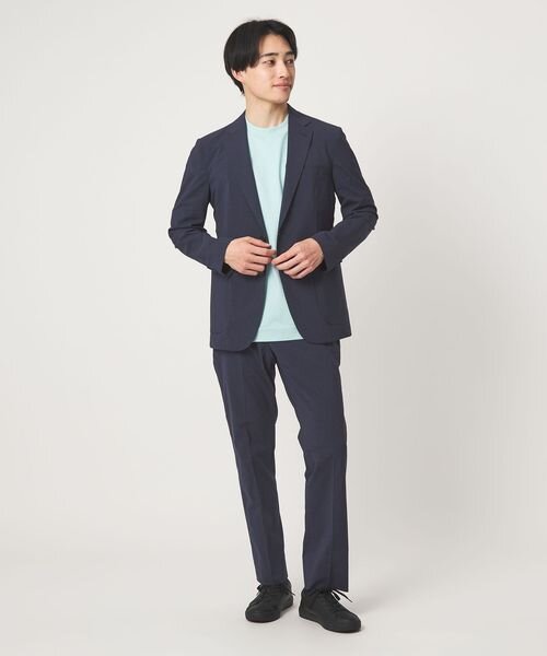 Tシャツとジャケットをあわせている男性