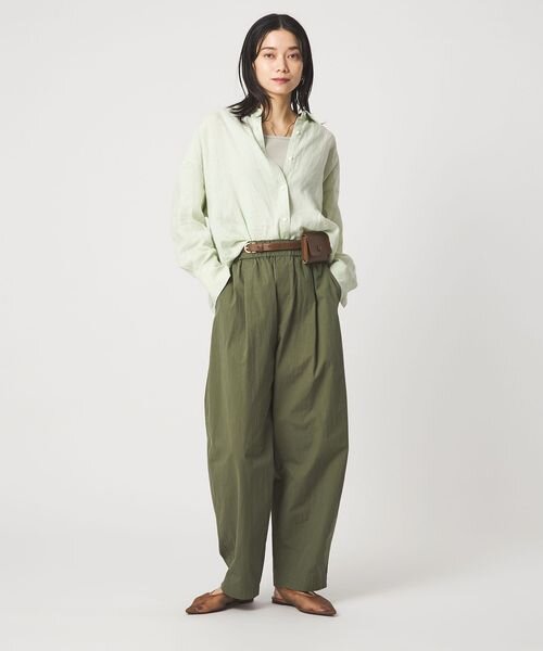 薄い緑のシャツとカーキのパンツのコーデ