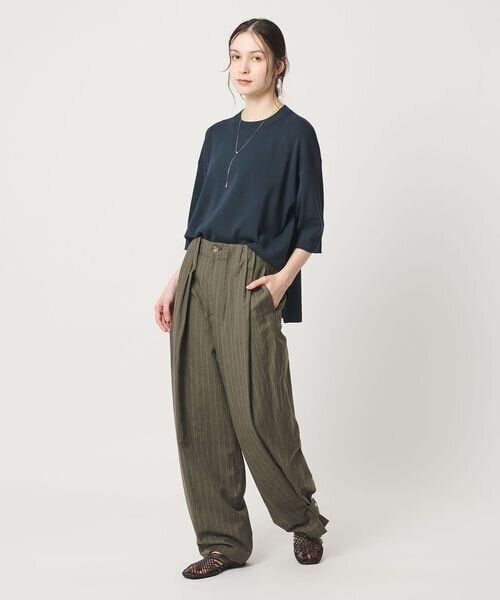 ネイビーのトップスとカーキのパンツのコーデ
