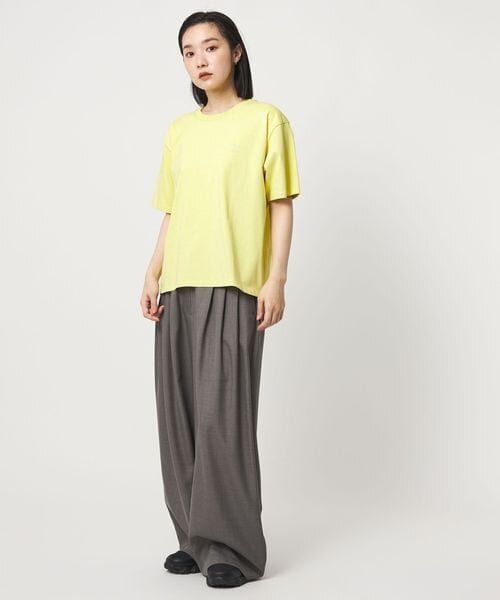 黄色のトップスとカーキのパンツのコーデ