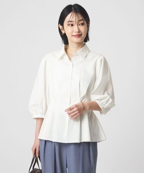 ハリのある白シャツを着た女性