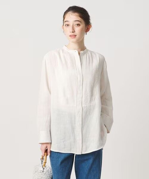 やわらかな白シャツを着た女性