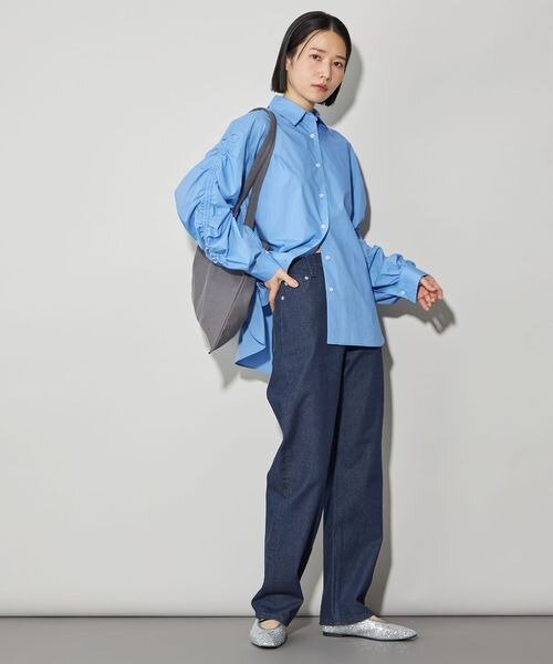 サックスブルーのシャツを着た女性