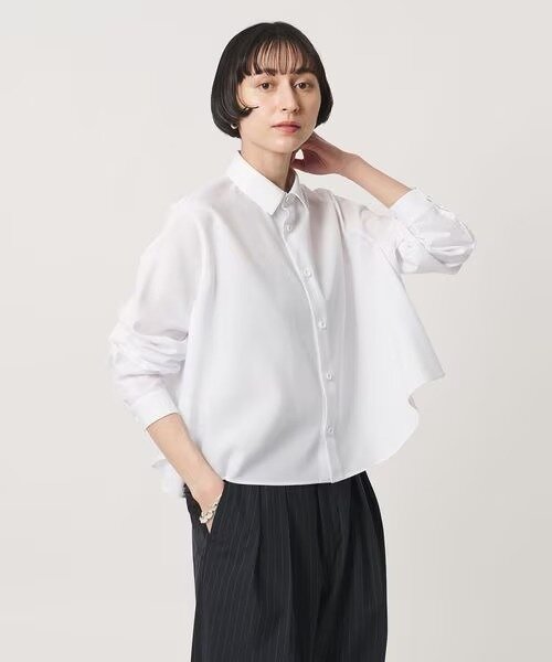 レギュラーカラーのシャツを着た女性