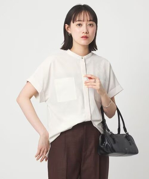 バンドカラーのシャツを着た女性