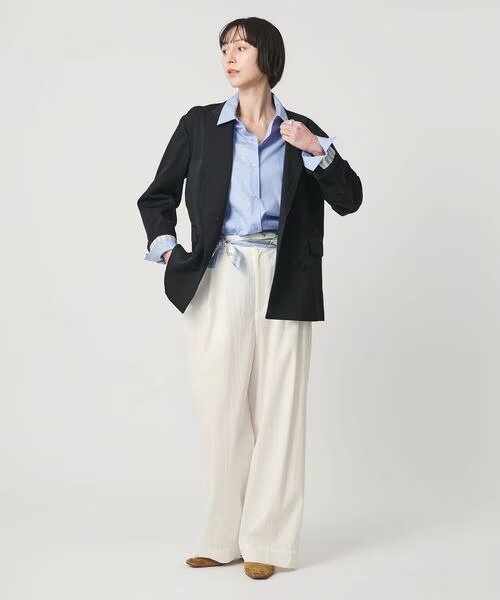 白のワイドパンツを穿いた女性